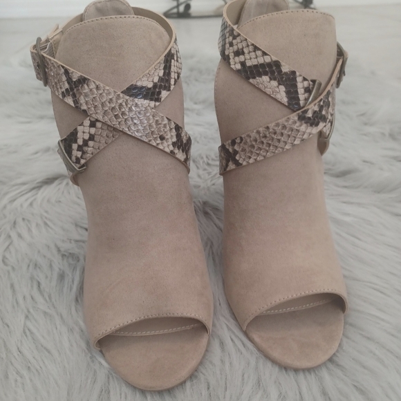 Shoe Dazzle Tan Snakeskin Shoes Boots Size 9.5 - Picture 3 of 10
